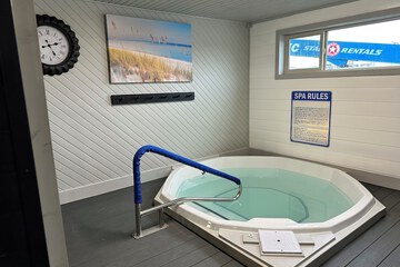 Indoor spa tub