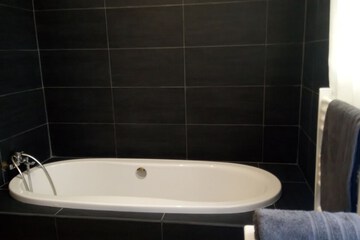 Deep soaking bathtub