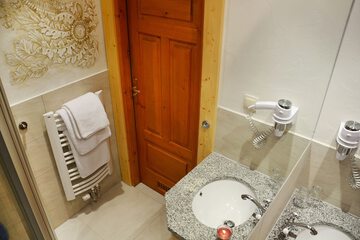 Bathroom sink