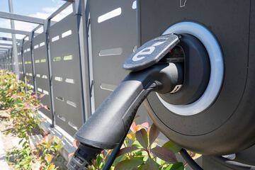 Electric vehicle charging station