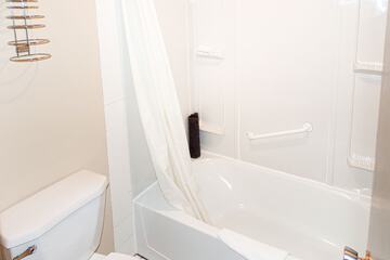 Deep soaking bathtub