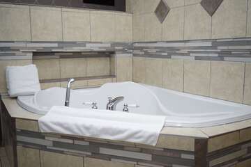 Deep soaking bathtub