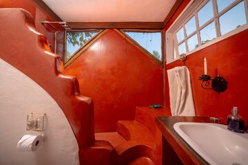 Deep soaking bathtub
