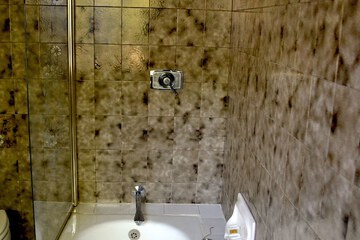 Deep soaking bathtub