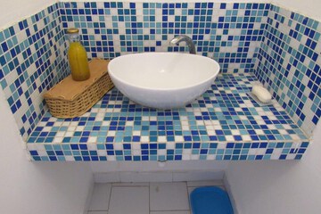 Bathroom sink