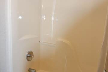 Deep soaking bathtub