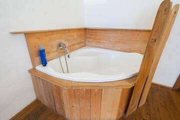 Deep soaking bathtub