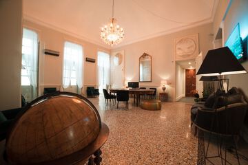 Lobby lounge