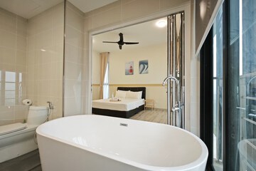 Deep soaking bathtub