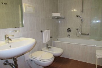 Deep soaking bathtub