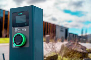 Electric vehicle charging station