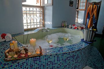 Deep soaking bathtub