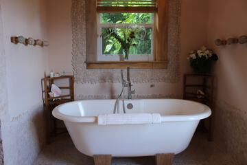 Deep soaking bathtub