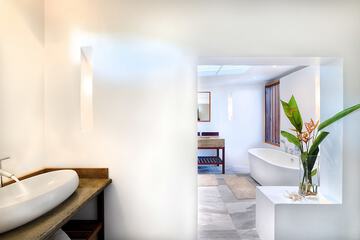 Deep soaking bathtub