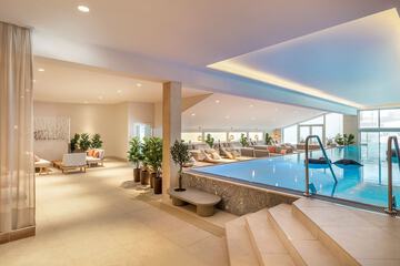 Indoor/outdoor pool