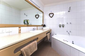Jetted tub