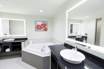 Deep soaking bathtub