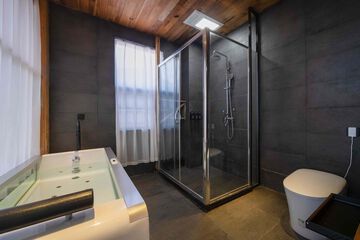 Deep soaking bathtub