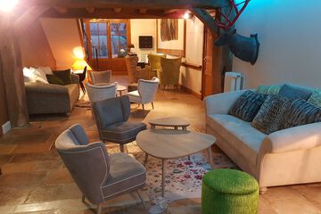 Lobby lounge