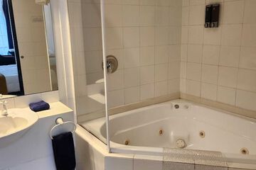 Deep soaking bathtub