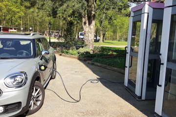 Electric vehicle charging station
