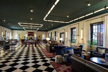 Lobby lounge