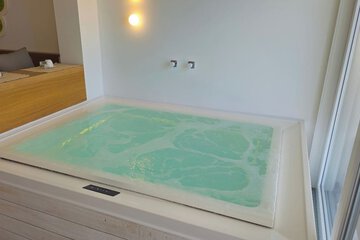 Private spa tub
