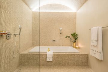 Deep soaking bathtub