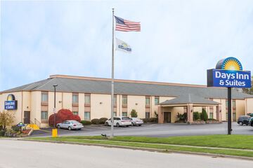 Days Inn & Suites by Wyndham Bloomington / Normal IL