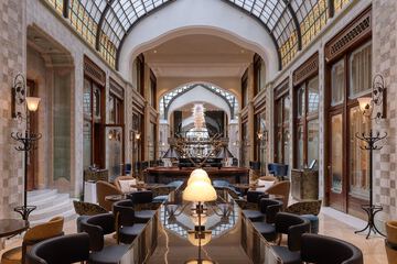 Lobby lounge