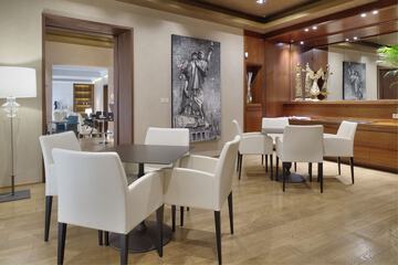 Lobby lounge