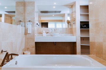 Deep soaking bathtub