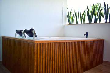 Deep soaking bathtub