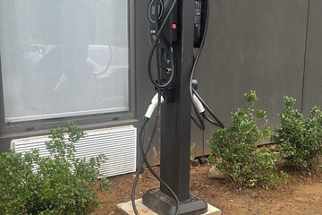 Electric vehicle charging station