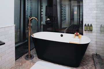 Deep soaking bathtub