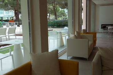 Lobby lounge