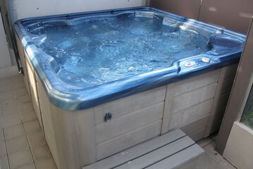 Indoor spa tub