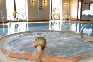 Indoor spa tub