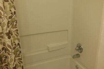 Deep soaking bathtub