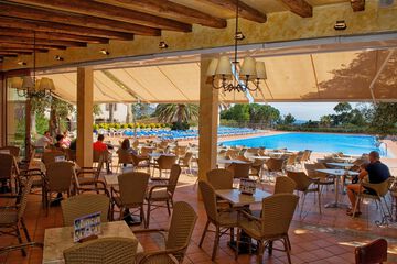 Poolside bar