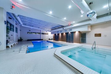 Indoor spa tub