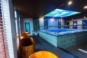 Indoor spa tub