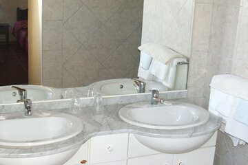 Bathroom sink