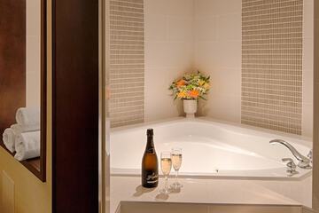 Deep soaking bathtub