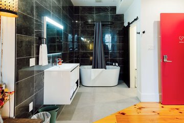 Deep soaking bathtub