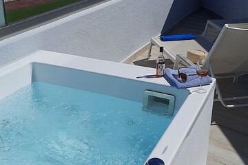 Private spa tub