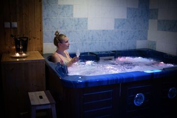 Indoor spa tub