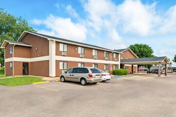 Super 8 by Wyndham Blue Earth