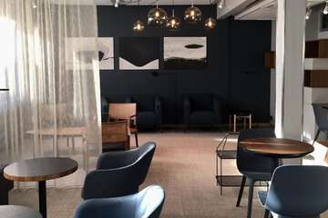 Lobby lounge