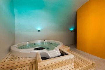 Indoor spa tub